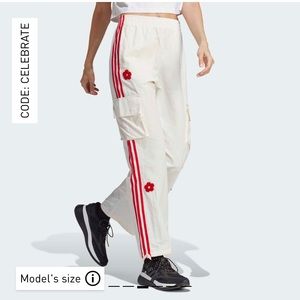 3-STRIPES CARGO PANTS WITH CHENILLE FLOWER PATCHES